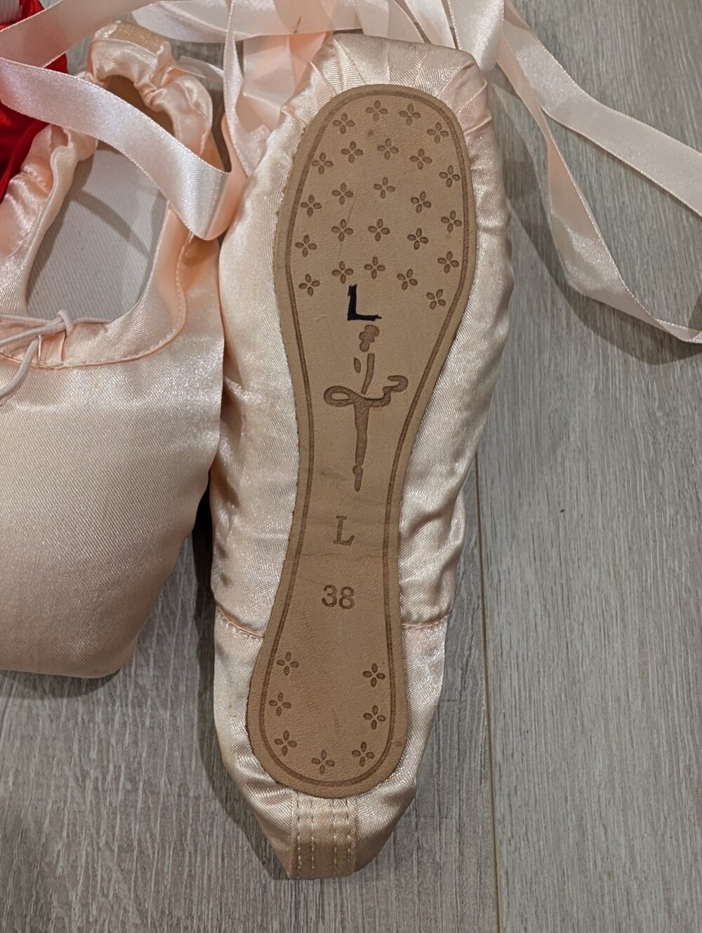 Ballet Pointe Shoes - Picture 2 of 3